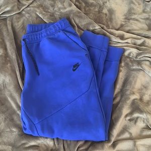 Deep royal blue color with thick material that will last long